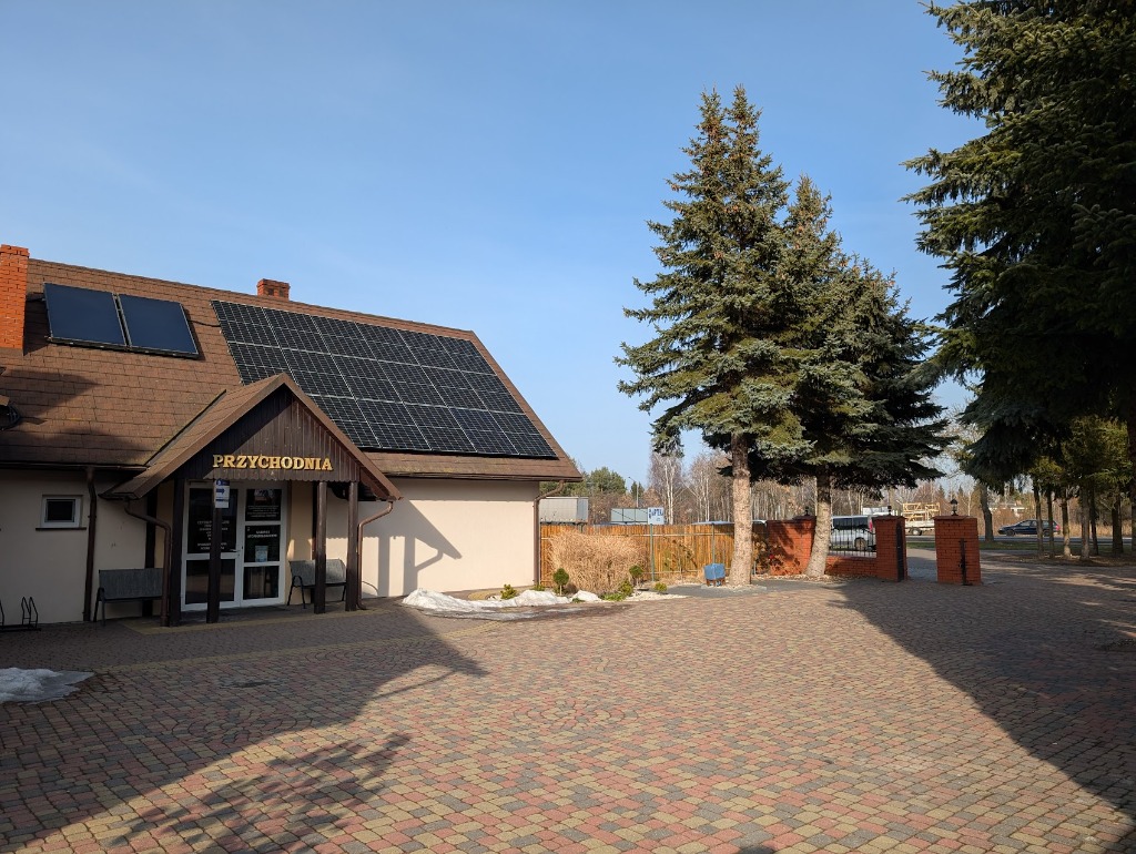Budynek przychodni NZOZ Wolińscy z panelami słonecznymi