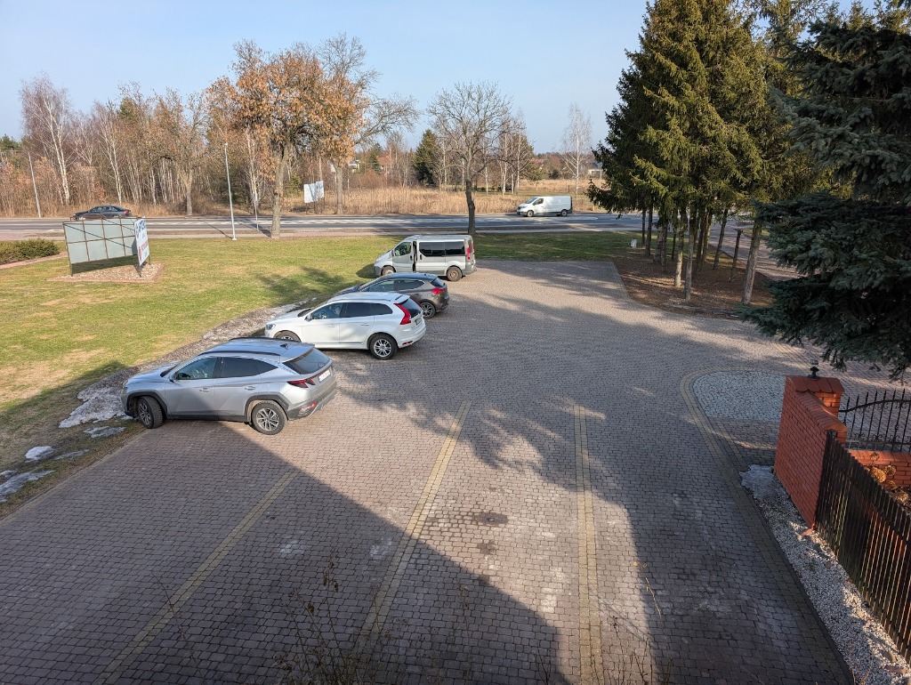 Duży parking przy przychodni